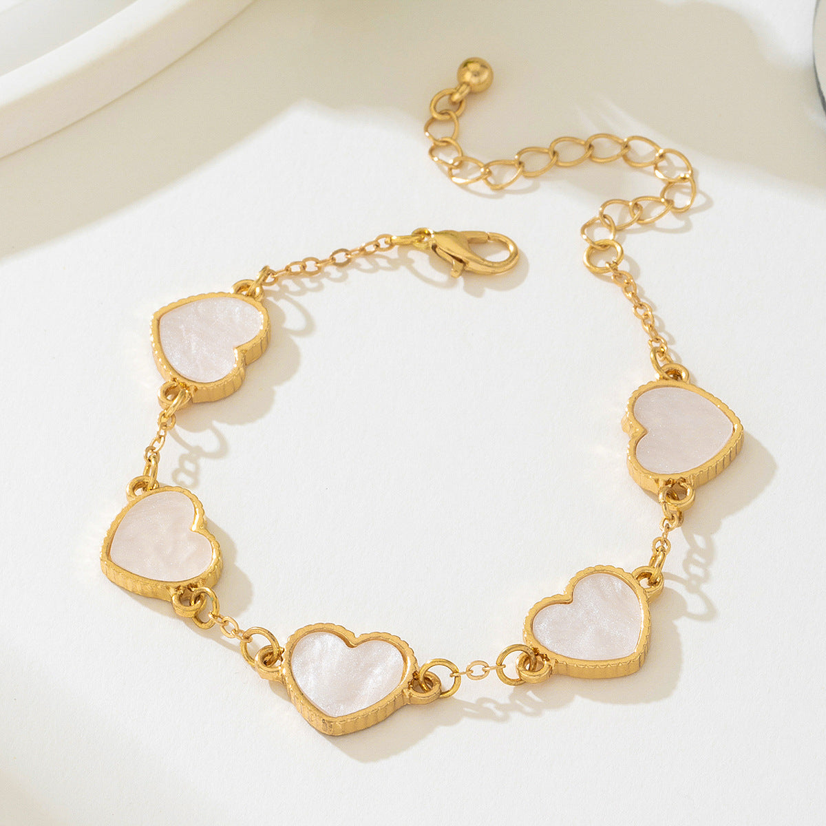 Pulsera elegante con corazones blancos