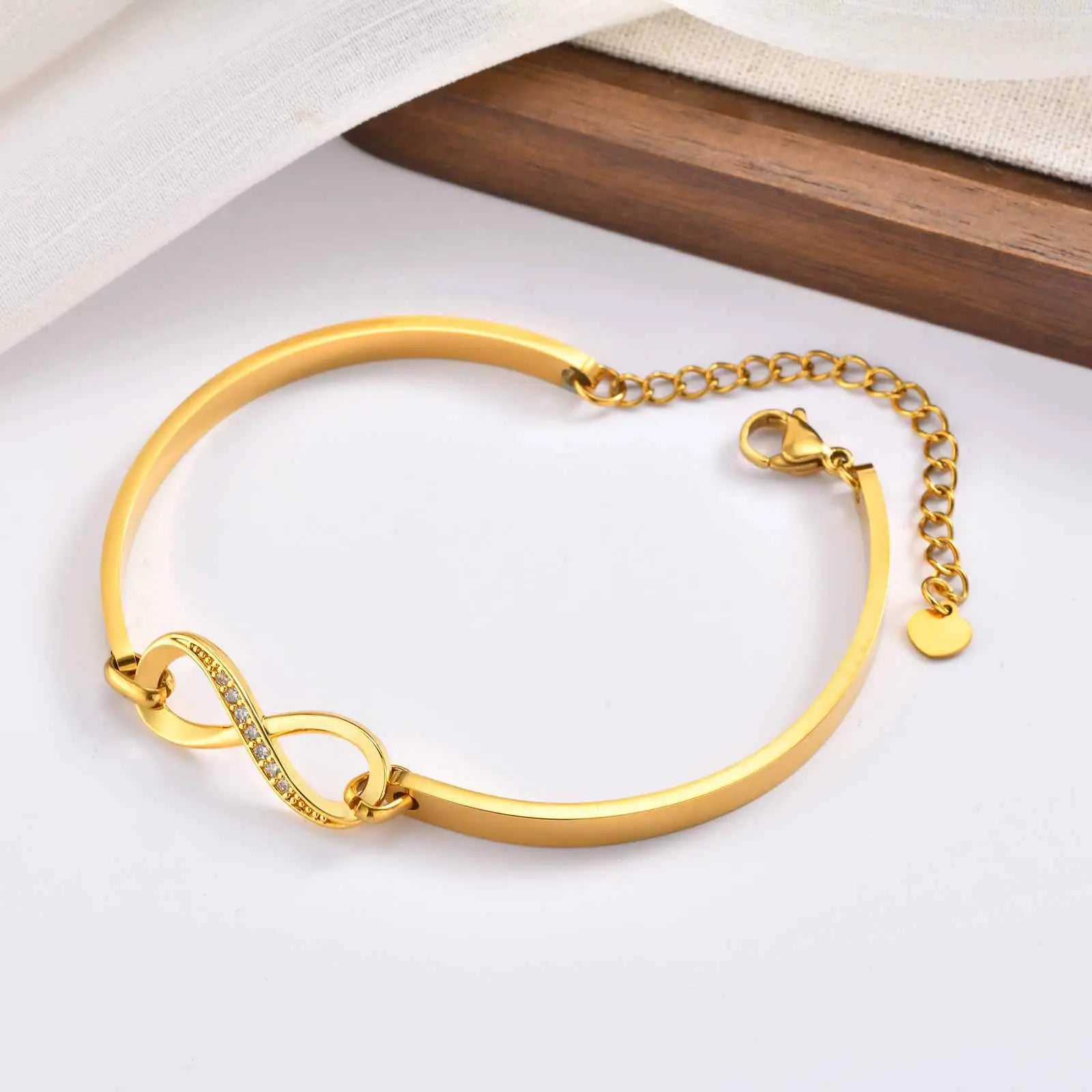 Pulsera dorada infinito