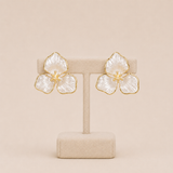 Pendientes Flor de Nácar con Pistilo Dorado