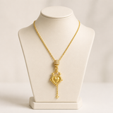 Collar con corazón dorado