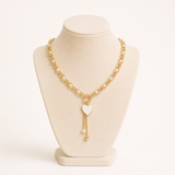 Collar dorado con corazón blanco