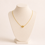 Collar dorado con eslabón elegante