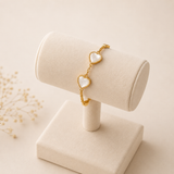 Pulsera elegante con corazones blancos