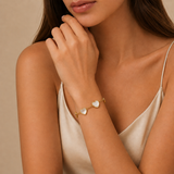Pulsera elegante con corazones blancos