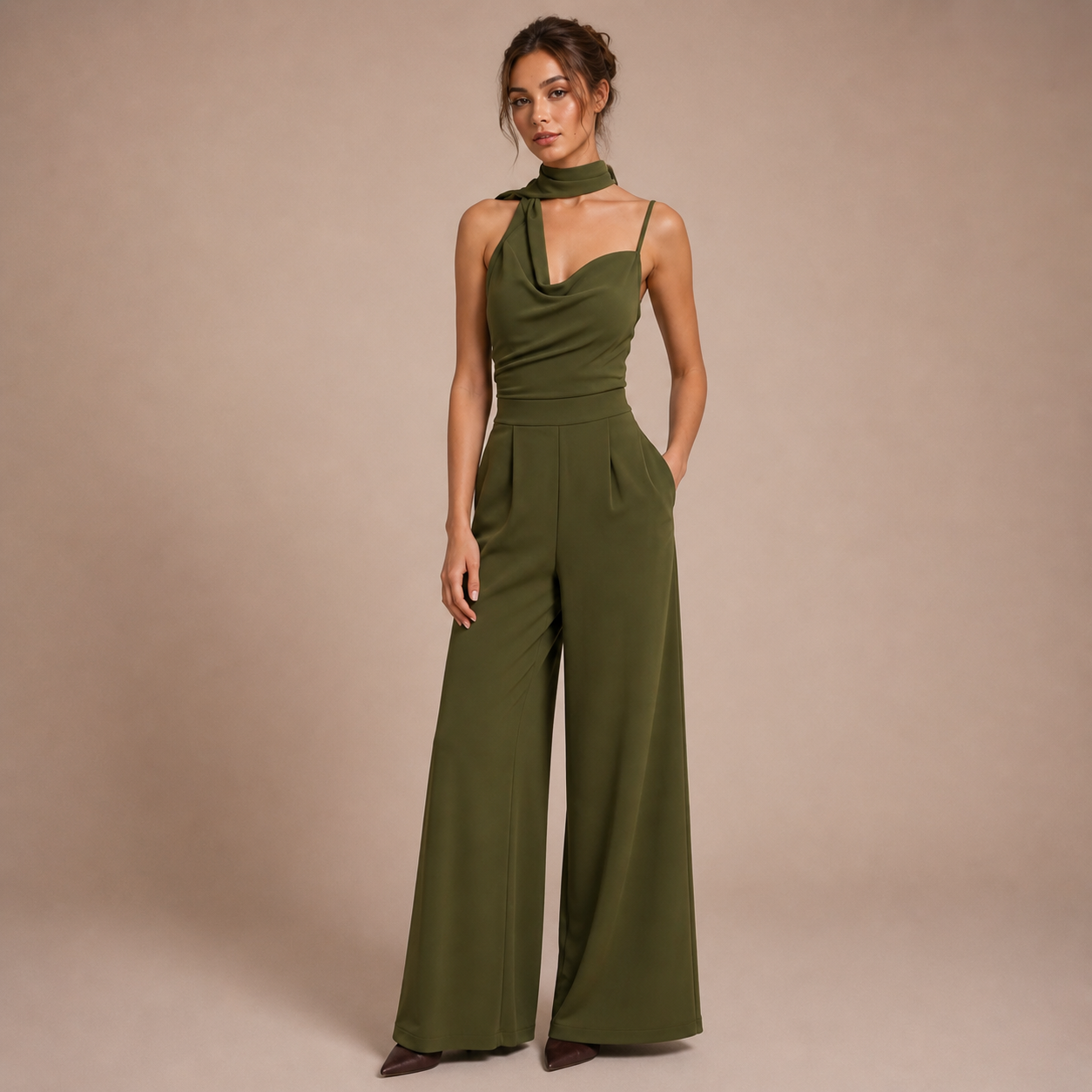 Sienna – mono fluido con detalle al cuello y pernera amplia