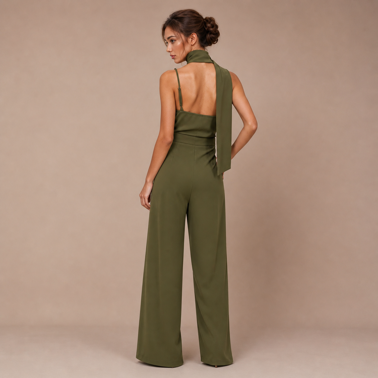 Sienna – mono fluido con detalle al cuello y pernera amplia