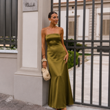 Julia - Vestido maxi satinado strapless con pañuelo al cuello y falda fluida