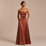 Julia - Vestido maxi satinado strapless con pañuelo al cuello y falda fluida