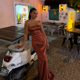Julia - Vestido maxi satinado strapless con pañuelo al cuello y falda fluida
