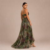 Mónica - vestido fluido de tul drapeado con escote cruzado y falda vaporosa