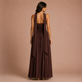 Mía - Vestido largo con abertura alta y detalle fluido al cuello