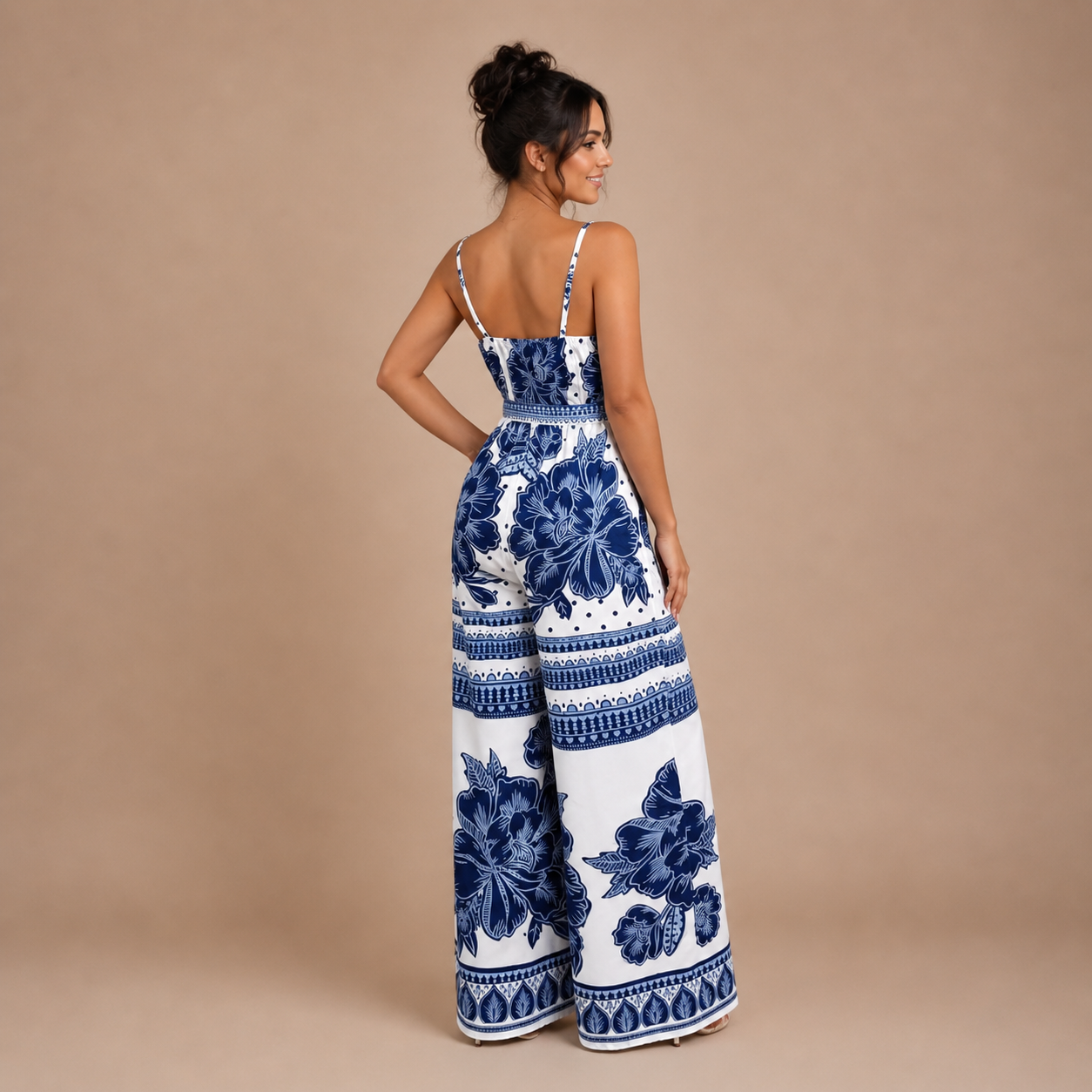 Salma – mono fluido con print floral y detalle de lazada en la cintura