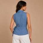 Martina – blusa cruzada sin mangas de inspiración sastrera