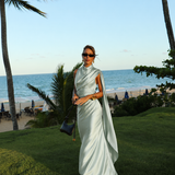 Diana - Vestido maxi satinado con cuello alto y silueta ceñida