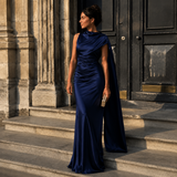 Diana - Vestido maxi satinado con cuello alto y silueta ceñida