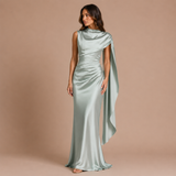 Diana - Vestido maxi satinado con cuello alto y silueta ceñida