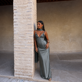 Verónica - Vestido maxi satinado con corpiño estructurado y silueta sirena