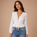 Elisa – blusa ligera con escote profundo y lazada delicada