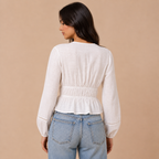 Elisa – blusa ligera con escote profundo y lazada delicada