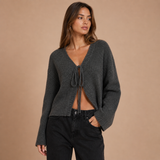 Noa – cárdigan de punto suave con lazo frontal minimalista