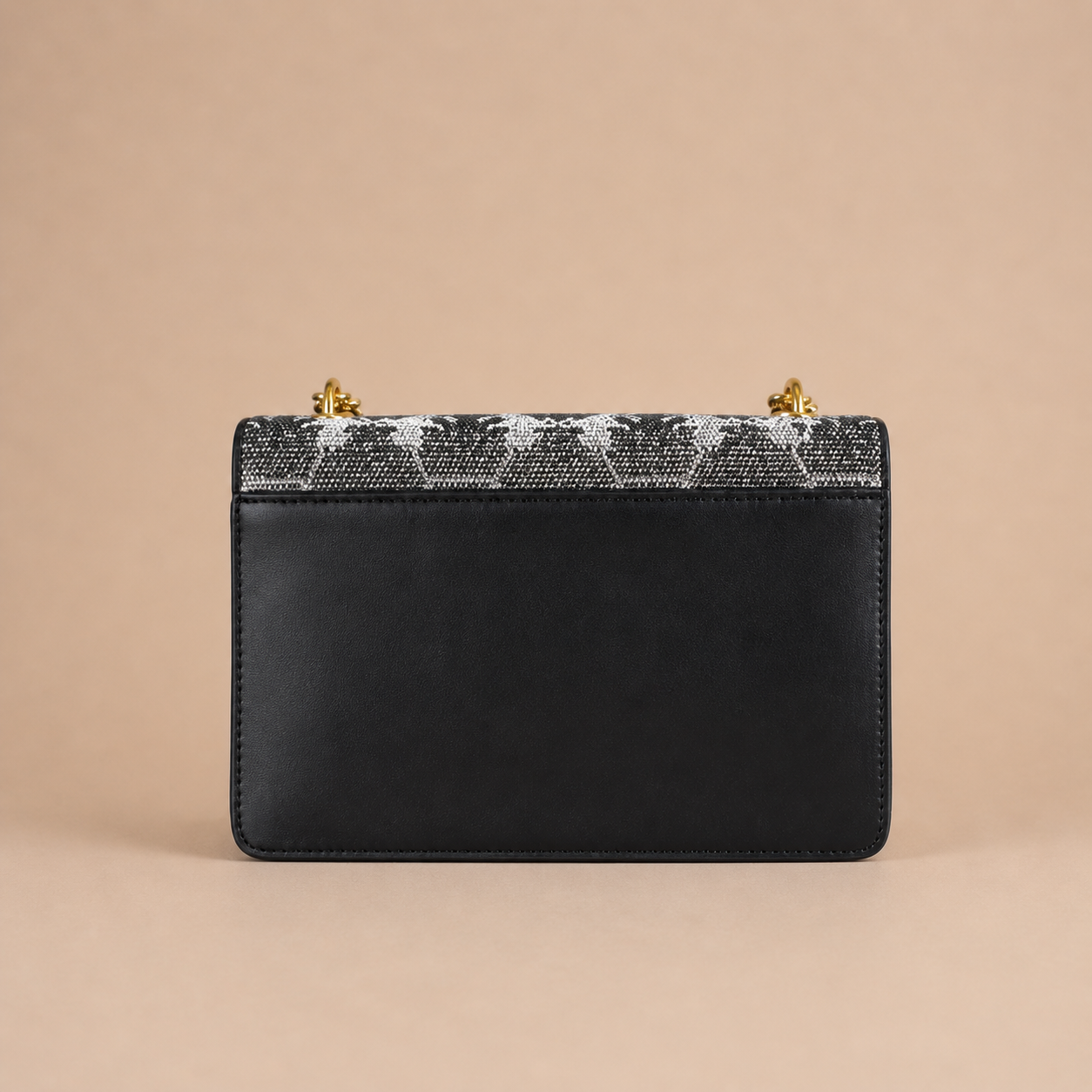 Maleta elegante con cadena dorada