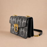 Maleta elegante con cadena dorada