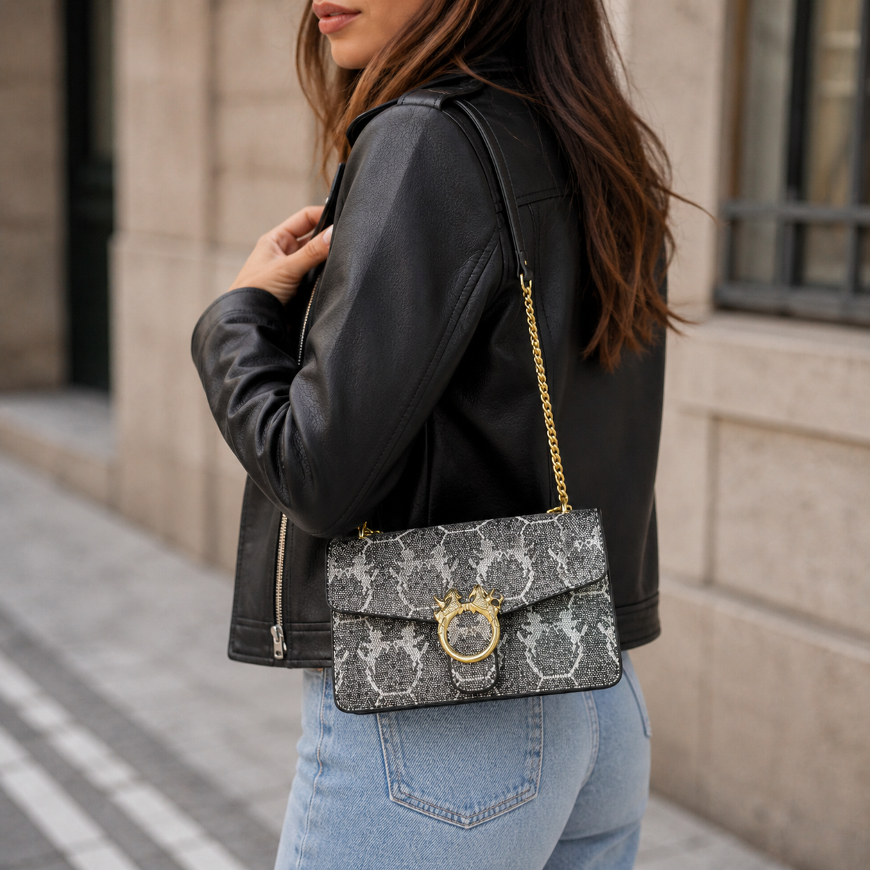 Maleta elegante con cadena dorada