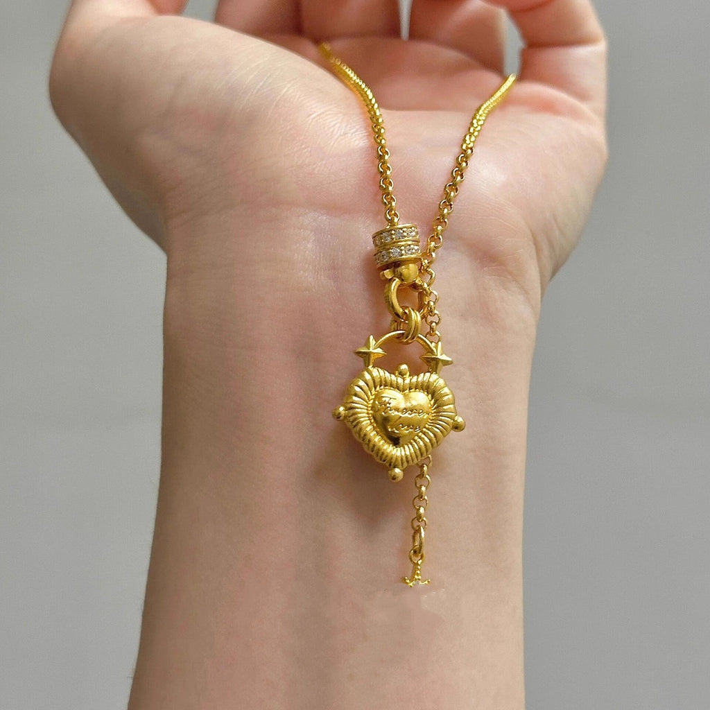 Collar con corazón dorado