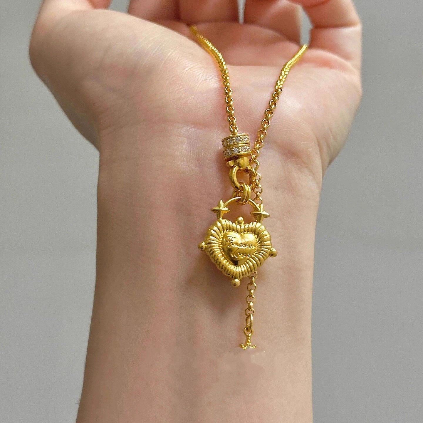 Collar con corazón dorado