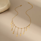 Collar de hojas doradas