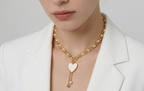 Collar dorado con corazón blanco