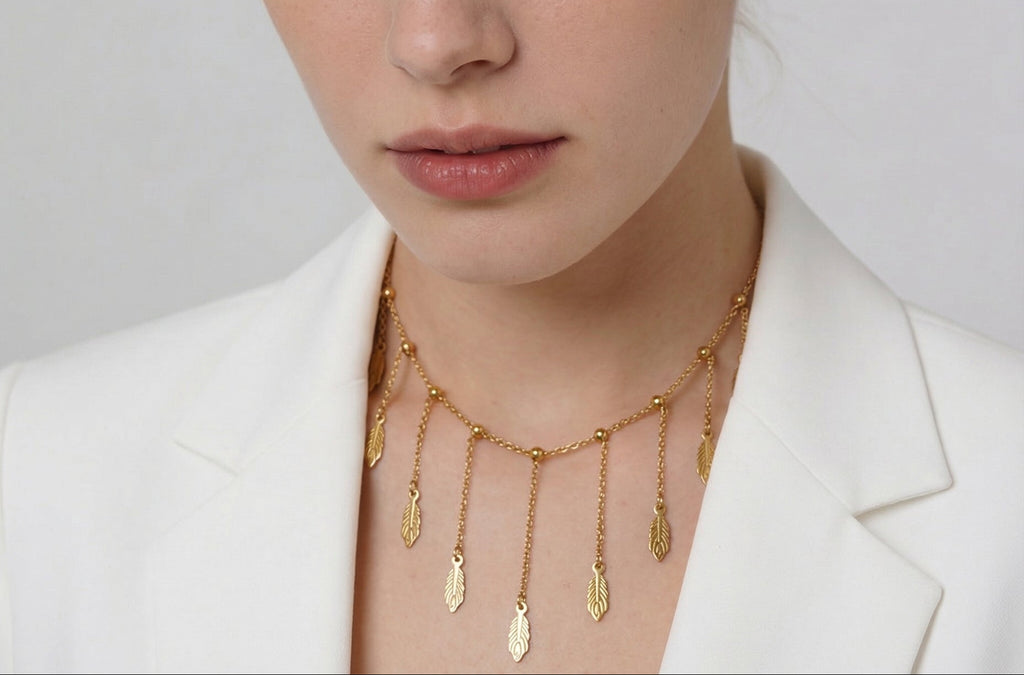 Collar de hojas doradas