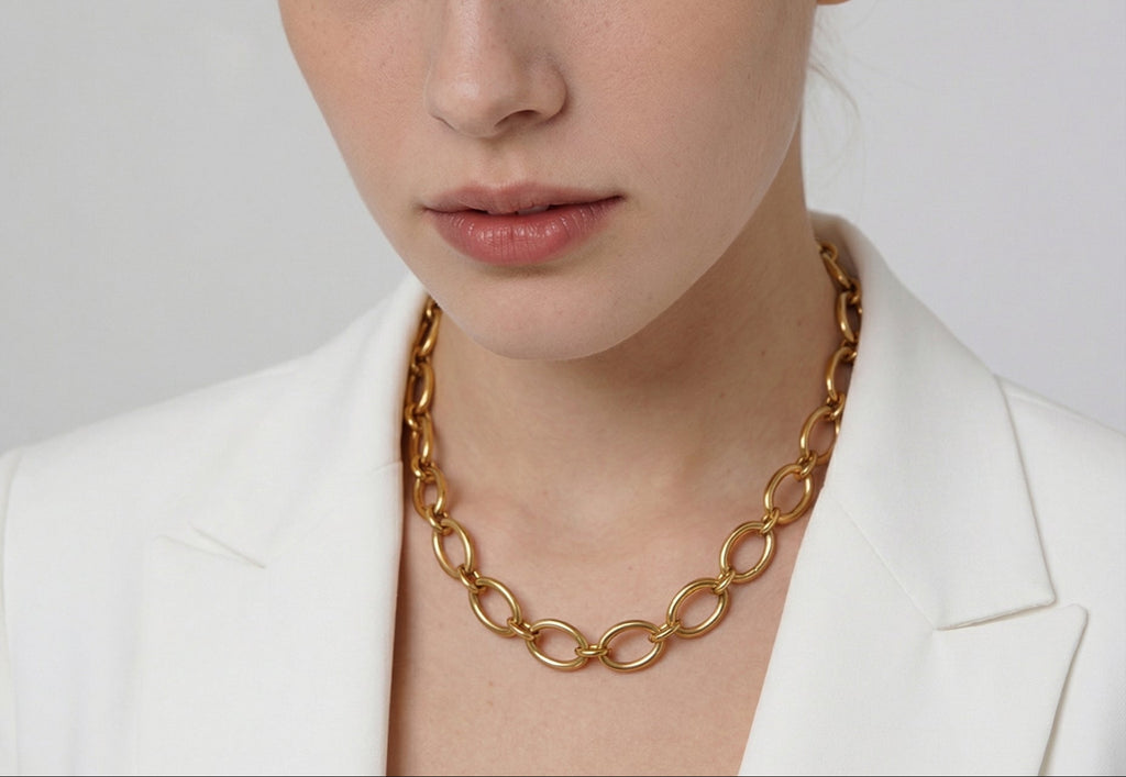 Collar dorado elegante