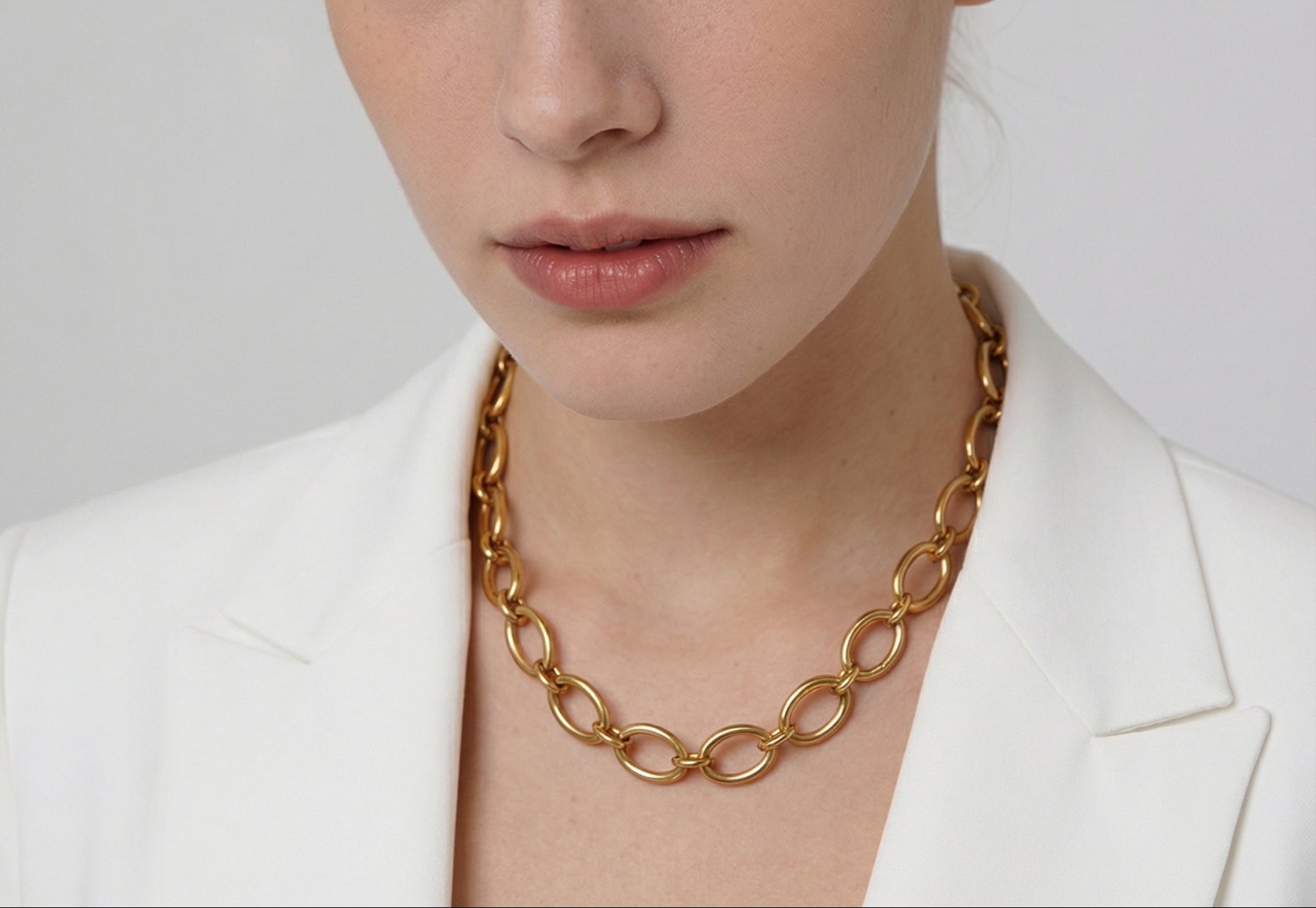 Collar dorado elegante