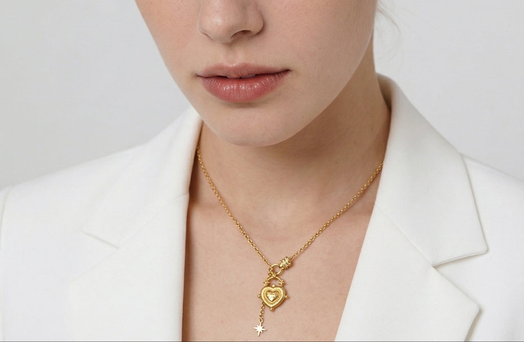 Collar con corazón dorado