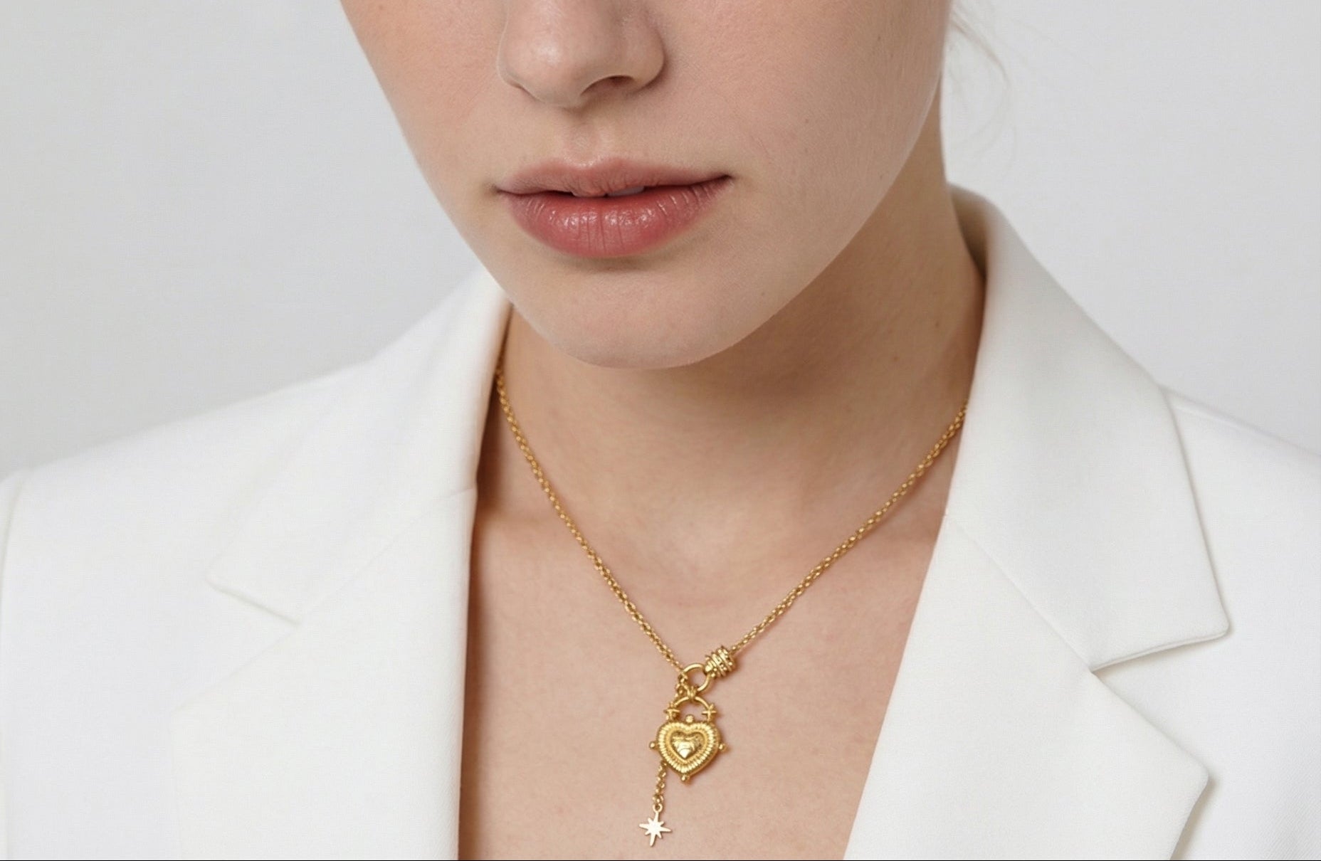 Collar con corazón dorado