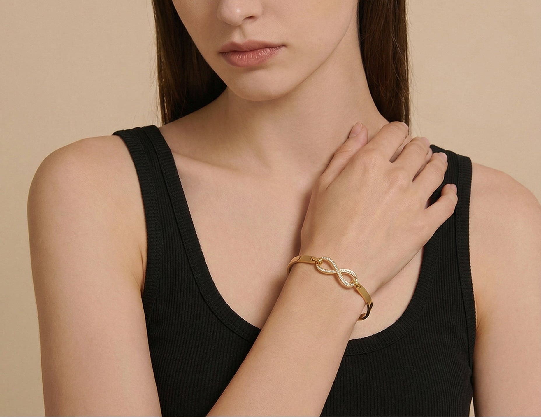 Pulsera dorada infinito
