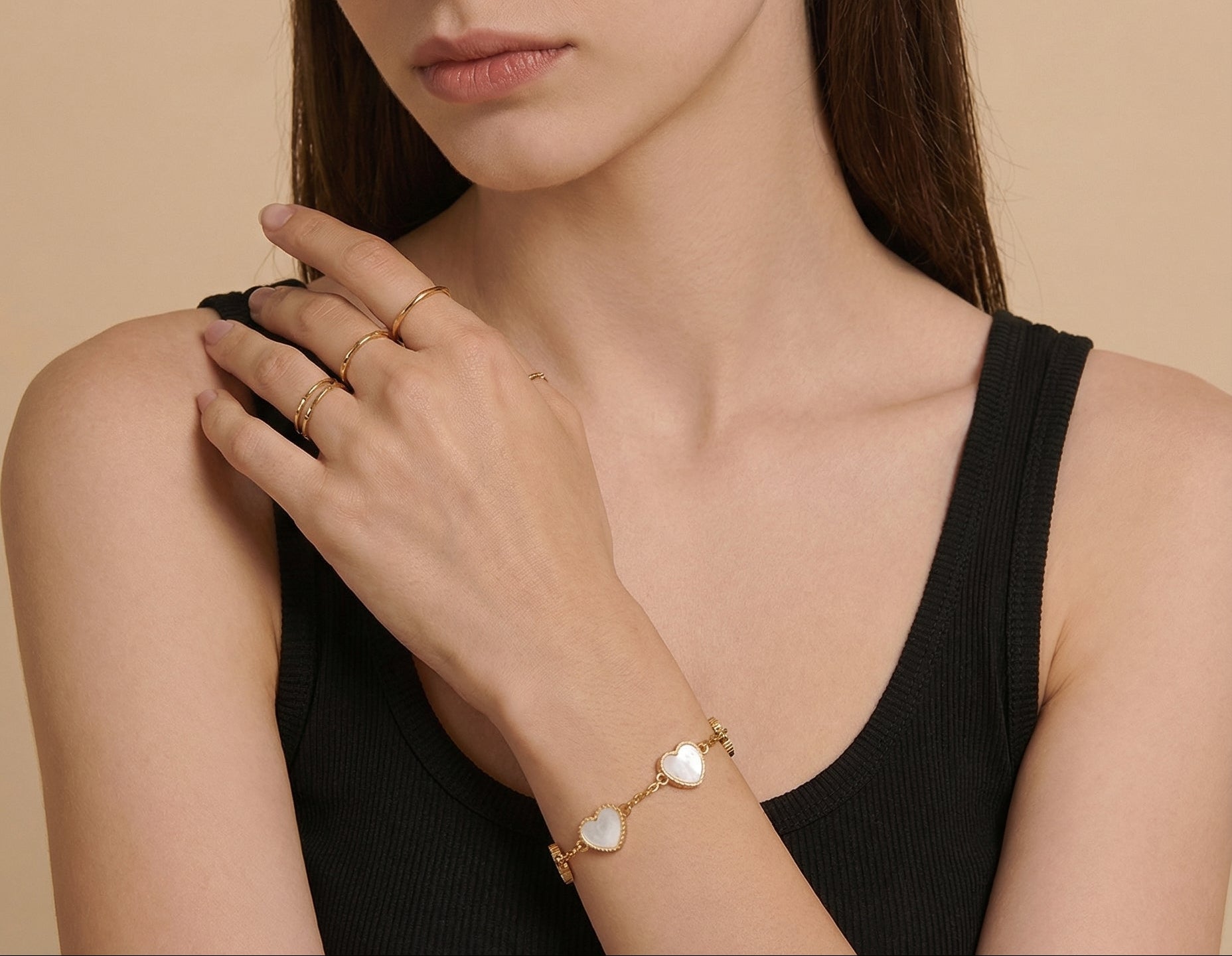 Pulsera elegante con corazones blancos